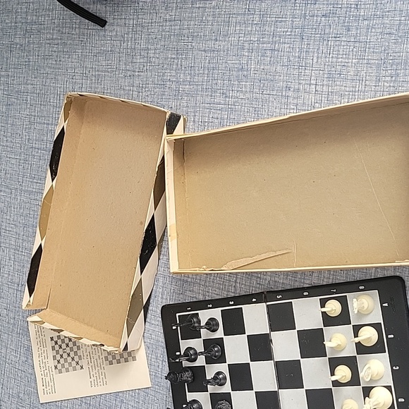 Vintage Spare-Times Chess and Checker Magnetic Travel Case Set. - Picture 6 of 16